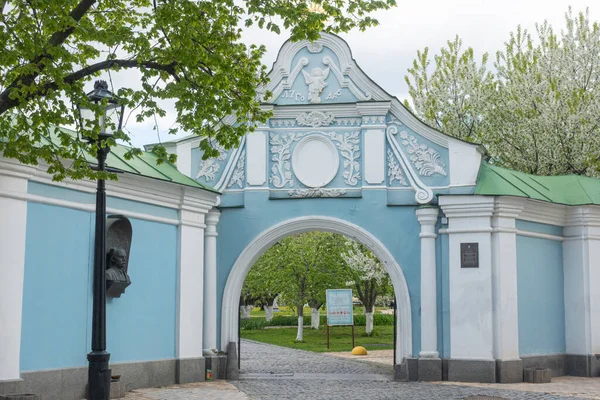 Kiev Ucrania Mayo 2021 Antiguo Arco Entrada Lateral Monasterio Cúpula — Foto de Stock