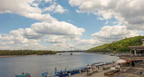 Kiev Oekraïne Mei 2021 Pier Kiev Dnjepr Het Voorjaar — Stockfoto