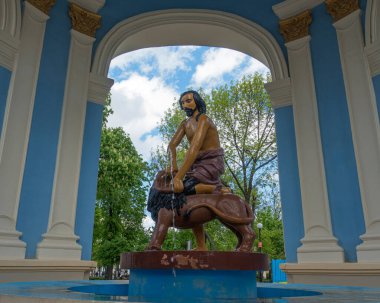 Kiev. Ukrayna. 10 Mayıs 2021 Samson çeşme heykeli bir bahar günü Kiev 'de Kontraktova Meydanı' nda