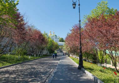 Kiev, Ukrayna, 10 Mayıs 2021 Kiev-Pechersk Lavra 'da çiçek açan ağaçların arasında güneşli bir bahar gününde