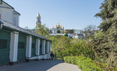 Yakın mağaralara antik bir geçit ve baharda Kiev Pechersk Lavra 'nın panoramik manzarası.
