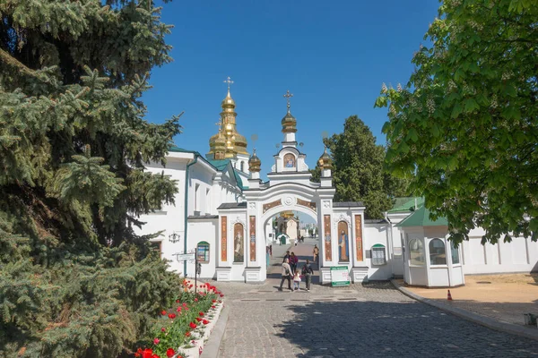 キエフ ウクライナ 2021年5月10日 晴れた春の日にキエフ ペチェルスク ラブラの近くの洞窟への入り口の門 — ストック写真