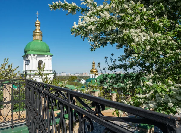 Весенний солнечный день в Печерской лавре — стоковое фото