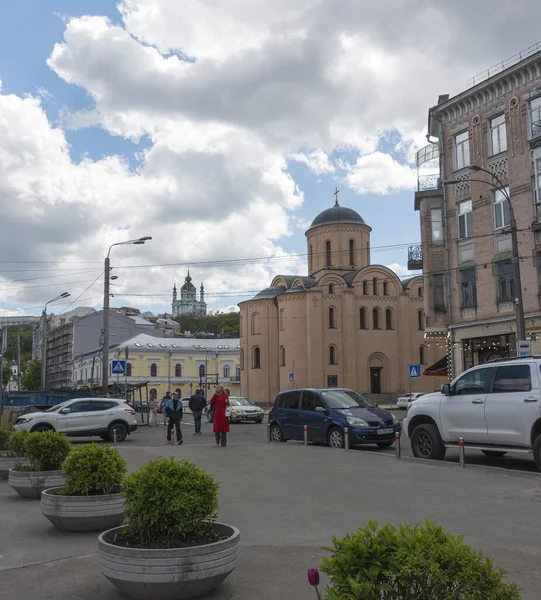 Вид на церкву Успіння Богородиці Пірогоської та Церкви С.Ендрюса з площі Контрактова — стокове фото