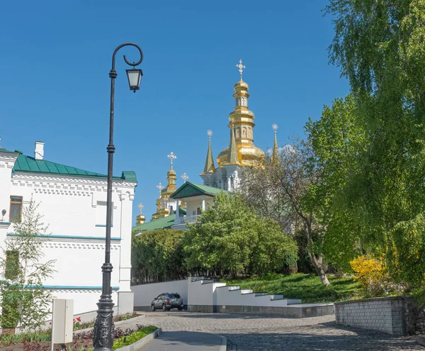 Vista da Igreja da Natividade da Virgem e da torre sineira nas cavernas distantes da Lavra de Kiev-Pechersk — Fotografia de Stock
