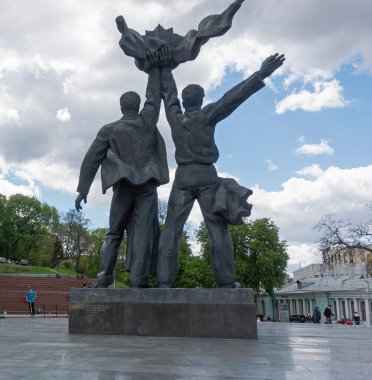 Halkın Dostluk Kemeri 'ndeki heykel bileşiminin bir parçası. İki işçinin bronz heykelleri.,