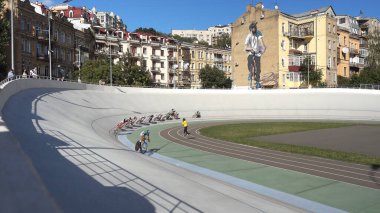 Kiev 'de bisiklet pisti, yaz günü.