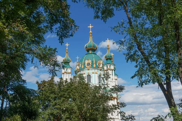 Domes of St. Andrews Church in Kiev on a sunny day — Stock Photo, Image