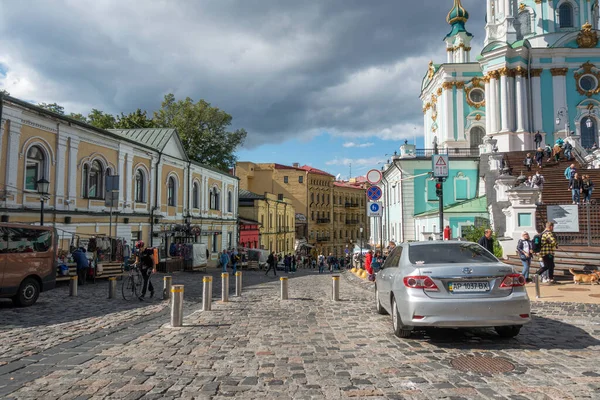 Kiev 'deki St. Andrews Kilisesi yakınlarındaki St. Andrews manzarası — Stok fotoğraf