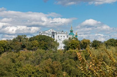 Kiev 'deki Ulusal Ukrayna Tarihi Müzesi ve St. Andrews Kilisesi manzarası