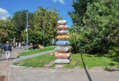 Kiev. Ukrayna. 4 Eylül 2021 Sanat nesnesi Manzara Geçidi 'nde bir yastık kaydırağı