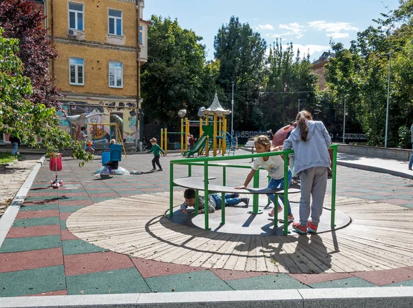 Kiev Ucrania Septiembre 2021 Los Niños Juegan Patio Recreo Landscape — Foto de Stock