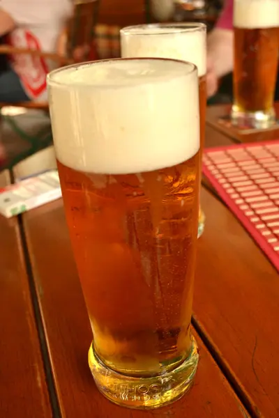 Vaso de cerveza en primer plano con espuma — Foto de Stock