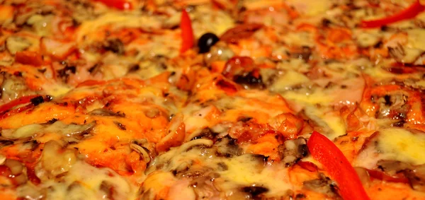 Pizza con tomate, salami y aceitunas — Foto de Stock