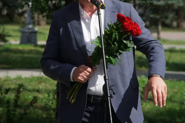 Man Suit Bouquet Roses Speaks Formal Event Greetings Congratulations Face — Stock Photo, Image