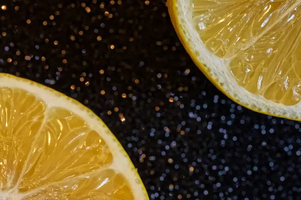 Dois Limões Amarelos Fatiados Num Fundo Escuro Cintilante Ingrediente Para — Fotografia de Stock