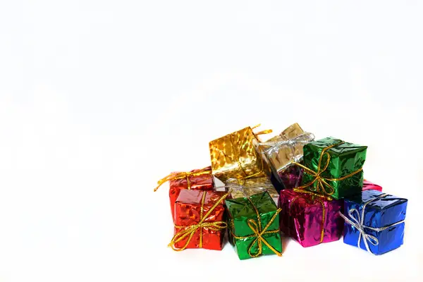 Різнокольорові Блискучі Коробки Подарунками Пов Язані Золотою Стрічкою Лежать Білому — стокове фото