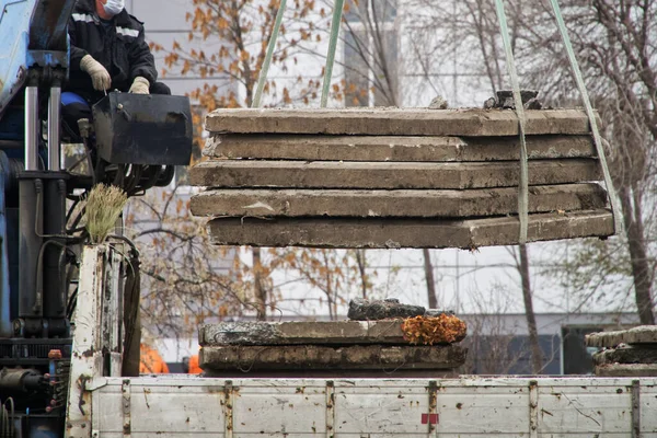 Lasta Gamla Betongplattor Lastbilskropp Med Hjälp Pneumatisk Manipulator Nedmontering Föråldrade — Stockfoto