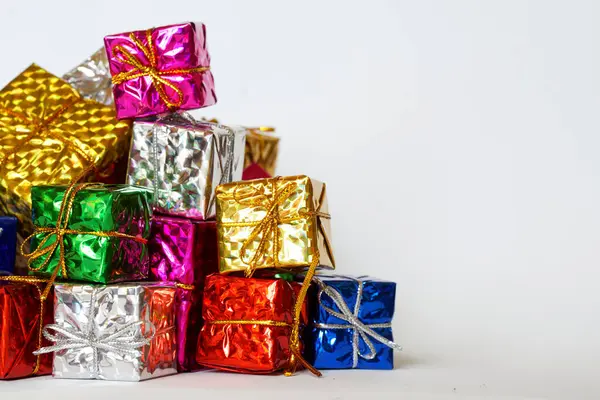Petites Grandes Boîtes Multicolores Brillantes Avec Des Cadeaux Trouvent Sur — Photo