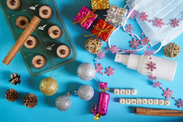 Brinquedos Natal Presentes Ouropel Balas Estão Fundo Azul Lado Uma — Fotografia de Stock