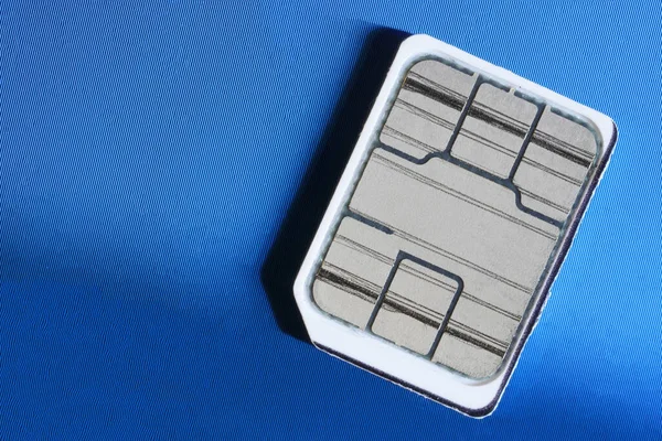 Carte Sim Miniature Pour Smartphone Sur Fond Bleu Technologies Numériques — Photo
