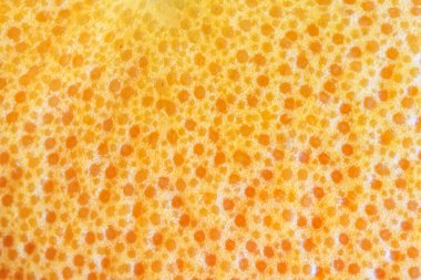 Taze bir greyfurtun gözenekli derisi. Eşsiz makro. Selülit taklidi. Arkaplan ve arkaplan. Sağlıklı yemek. 