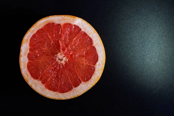 Moitié Pamplemousse Juteux Rouge Frais Repose Sur Une Surface Noire — Photo