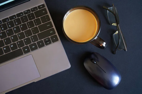 Une Tasse Café Avec Lait Des Lunettes Ordinateur Portable Moderne — Photo