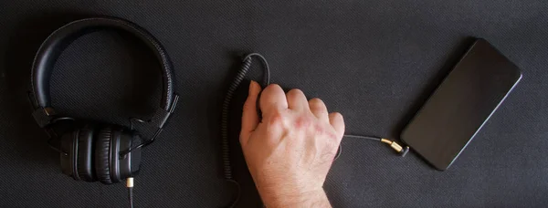 Bir Adamın Eli Akıllı Telefon Kulaklığı Birbirine Bağlayan Bir Ses — Stok fotoğraf