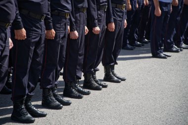 Rus polisinin üniforması ayak bileği çizmeleridir. Huzursuzluğun bastırılması. Muhalefet mitingleri, tutuklamalar ve tutuklamalar. Gün ışığı