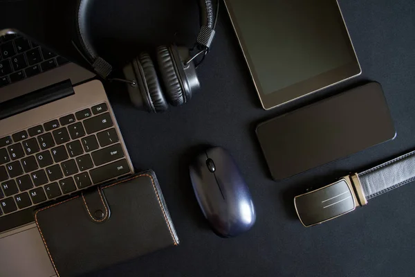 Acessórios Trabalho Blogueiro Funcionário Escritório Estão Contexto Escuro Laptop Tablet — Fotografia de Stock