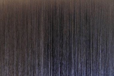 Elektro kaplama metal parçası, çizilmiş ve siyaha boyanmış. Makro. Dikey çizim. Endüstriyel fon ya da fon. Yakın plan.