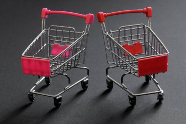 Gri arka planda süpermarketten alınmış boş metal alışveriş arabaları. Ekonomik kriz, gıda kıtlığı ve satın alma gücü azalması kavramı. Yakın plan.