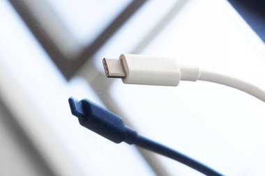 Beyaz usb tip-c konnektörü koyu yansıtıcı arka plan üzerinde. Minimalizm. Bağlanmanın, veri aktarmanın ve cihazları şarj etmenin modern bir yolu. Yakın plan. Makro. Seçici odak