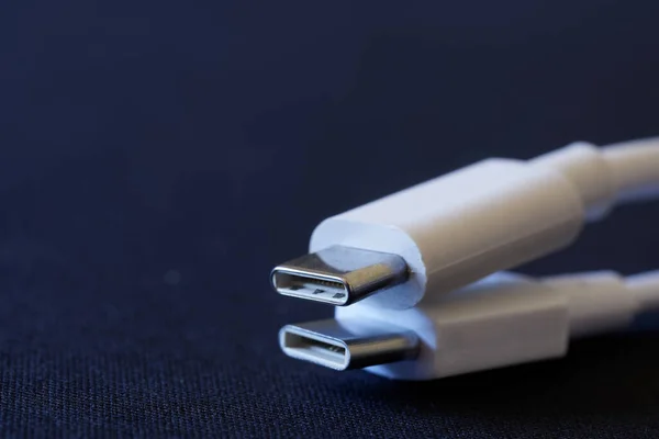 Twee Witte Usb Type Connectoren Liggen Een Donkerblauwe Achtergrond Een — Stockfoto