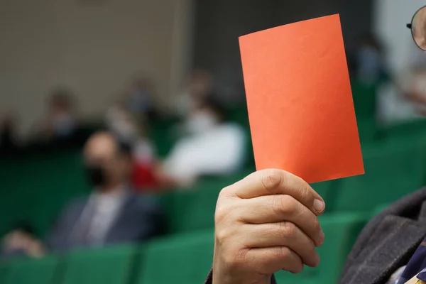 Een Man Een Deelnemer Aan Een Verkiezing Stemming Houdt Een — Stockfoto