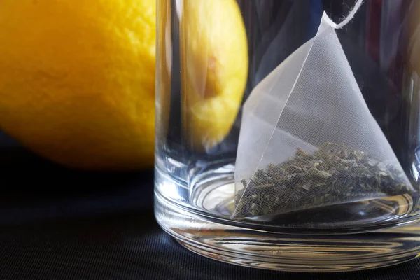 Ein Pyramiden Teebeutel Mit Grünem Tee Einem Transparenten Becher Neben — Stockfoto