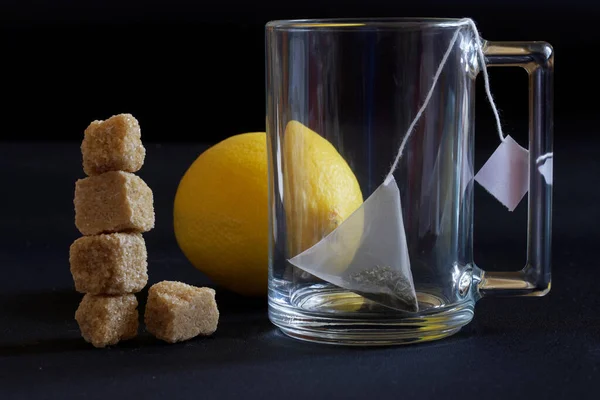 Une Tasse Transparente Verre Avec Sachet Thé Pyramidal Citron Jaune — Photo