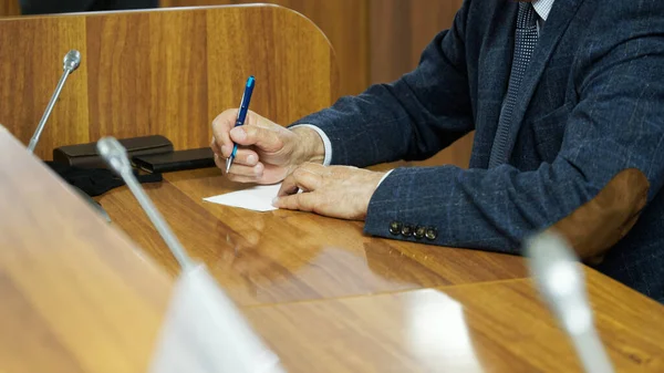 Yaşlı Bir Adam Politikacı Avukat Öğretmen Toplantı Odasındaki Masada Otururken — Stok fotoğraf