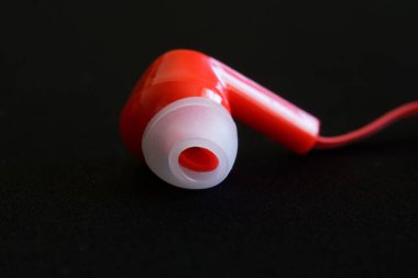 Siyah arka planda kırmızı kulaklık. Makro. Yakın plan.