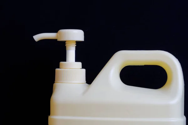 발광분 펌프는 살균제가 플라스틱 용기에 클로즈업 — 스톡 사진