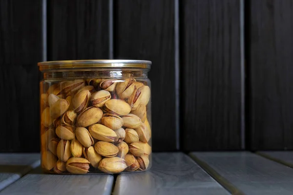 Ein Durchsichtiges Gefäß Mit Frittierten Gesalzenen Pistazien Verschlossen Mit Einem — Stockfoto