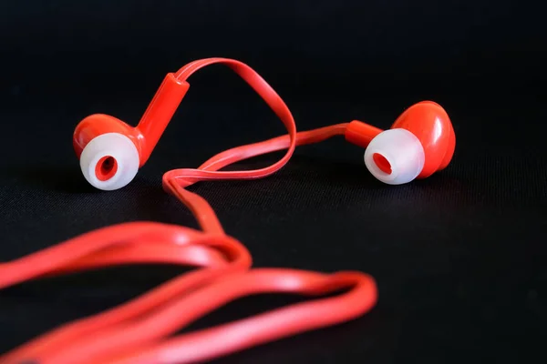 Écouteurs Intra Auriculaires Filaires Rouges Sur Une Surface Noire Macro — Photo