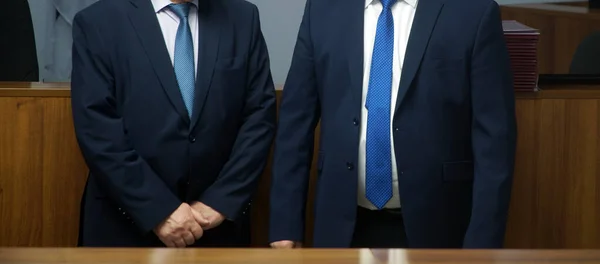 Twee Mannen Jassen Stropdassen Tijdens Een Toespraak Advocaten Politici Opvoeders — Stockfoto