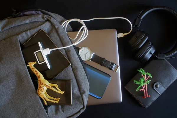 Resor Prylar Nära Grå Textil Ryggsäck Och Souvenirer Från Tropiska — Stockfoto