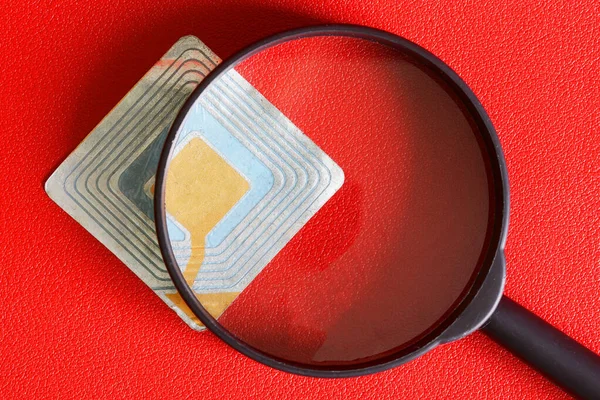 Rfid Tag Transponder Onder Vergrootglas Een Concept Voor Het Gebruik — Stockfoto