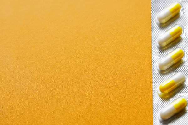 Κίτρινες Και Λευκές Ιατρικές Κάψουλες Ασημένια Κυψέλη Κίτρινο Τεχνητό Δέρμα — Φωτογραφία Αρχείου