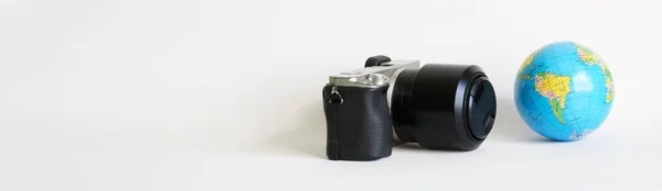 Срібна Бездзеркальна Камера Невелика Глобус Лежать Білій Поверхні Концепція Подорожей — стокове фото