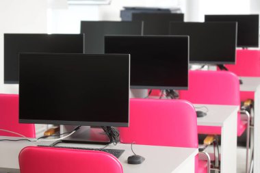 Bilgisayar monitörleri ya da monoblocklar - kütüphane, sınıf ya da çağrı merkezinde ışık tablolarına kurulmuş panel pc. Bilgisayarlaştırma konsepti ve ofis işinin rahatlığı. İnsanlar olmadan