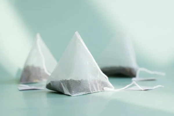 Drei Weiße Transparente Teebeutel Pyramiden Mit Schwarzem Tee Ergänzt Durch — Stockfoto